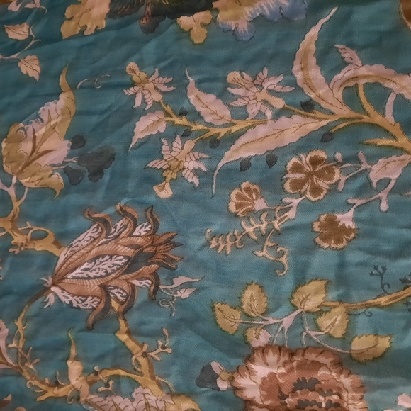 Floral scarf - Picture 3 of 8